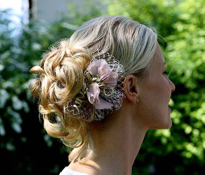 Chignon de mariage accessorisé fleurs